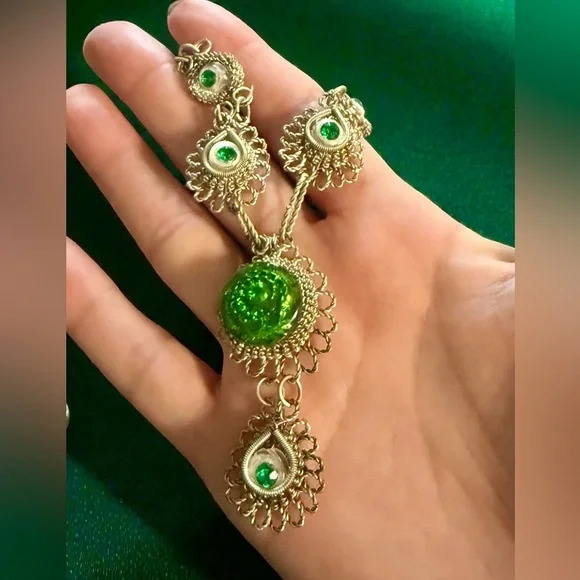 Antique Czech Cannetille Silesian Iron Wirework & Green Glass Demi Parure Set - Picture 7 of 9